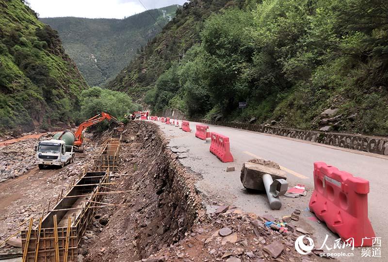 广西贺州钟山人口_钟山回龙镇 做活 长寿村 飞出 金凤凰(2)