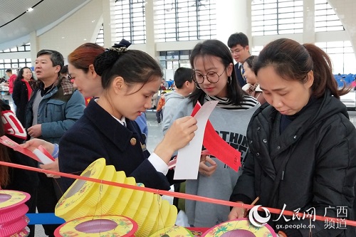 广西防城港:高铁站里闹元宵动车带着边城“飞”