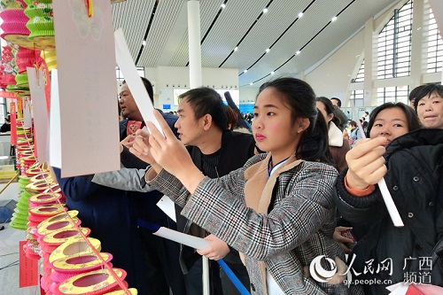 广西防城港:高铁站里闹元宵动车带着边城“飞”