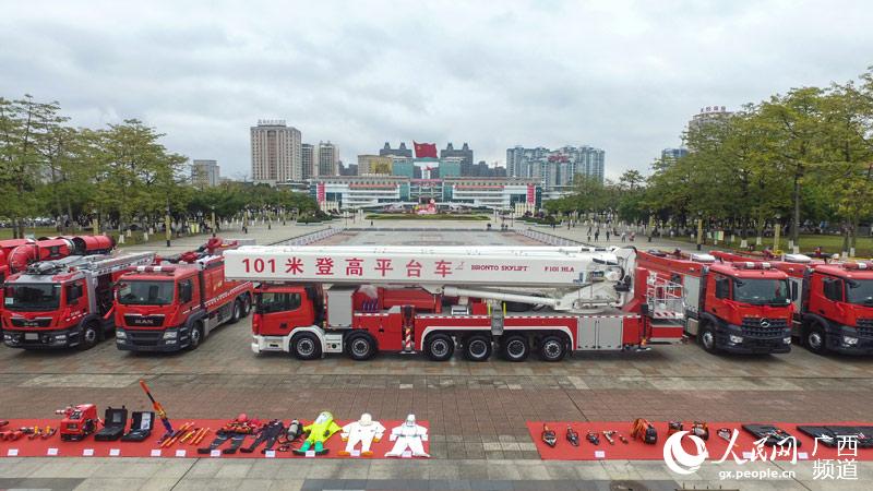 貴港市舉行超億元21輛消防車交接儀式
