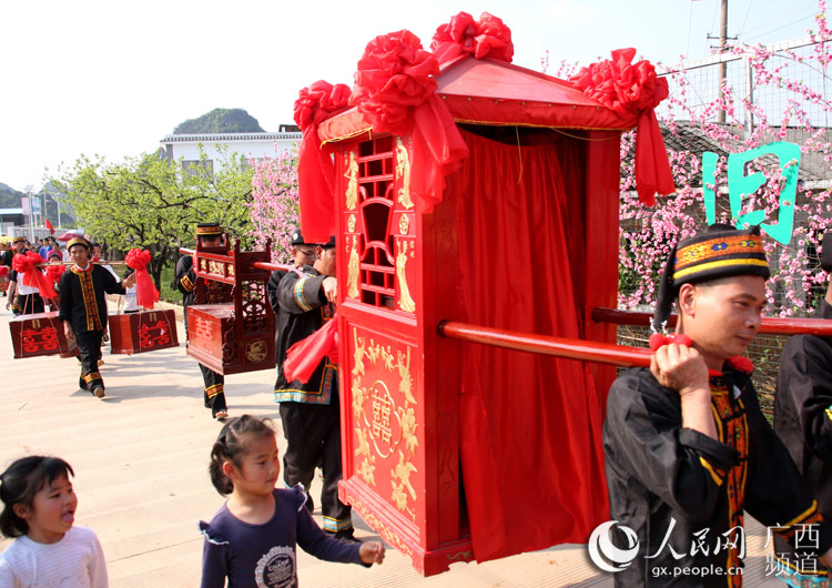广西瑶乡再现传统瑶族婚嫁迎娶习俗