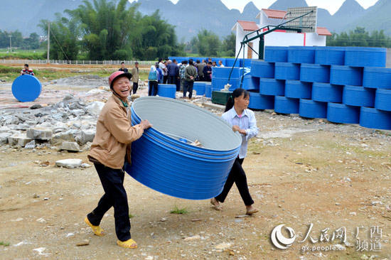 4月17日，德保县东凌镇定坡村的贫困户喜领科学粮仓（陆彩朴/摄）