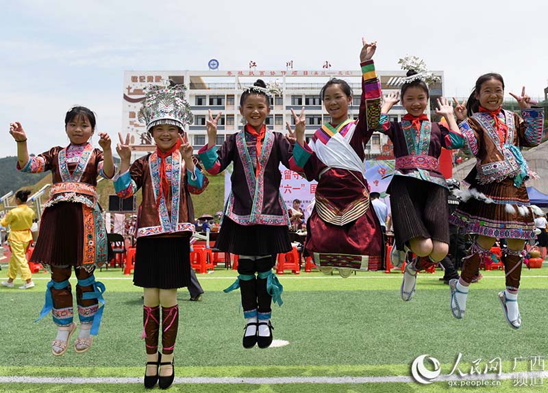 5月31日,在三江侗族自治县古宜镇江川小学,同学们正在迎接儿童节