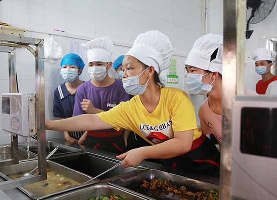 5月25日上午,右江民族醫學院舉辦走進食堂,換位體驗活動。 右江民族醫學院后勤基建處處長葉靖向同學們介紹了當前學校食堂的概況以及學校的下一步計劃。他指出,食堂有著嚴格的管理條例和流程,確保同學們的飲食衛生和安全。預計在今年九月份,右江民族醫學院將進購一批新設備,到時候右江民族醫學院食堂的條件將得到極大的改善。