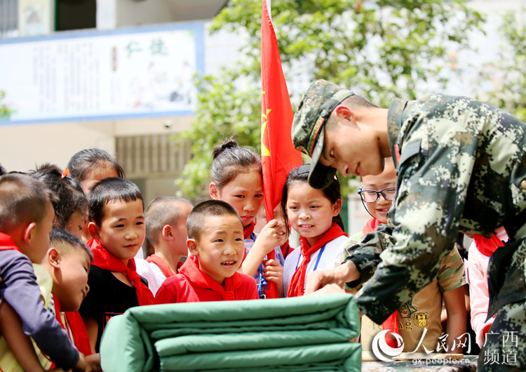 孩子们学习整理内务