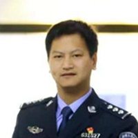 黃小輝：接過父親“為人民服務”的衣缽2000年，黃小輝成為一名人民警察，踐行為人民服務的宗旨。