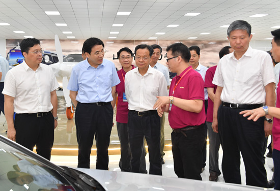 图为自治区主席陈武(中)在玉林市委书记黄海昆,市长韦韬的陪同下