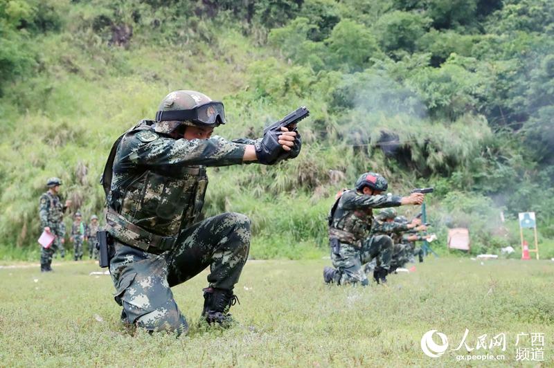 特战队员正在进行手枪跪姿射击