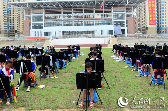 平桂区400名土瑶贫困学生绘画庆祝新中国成立70周年