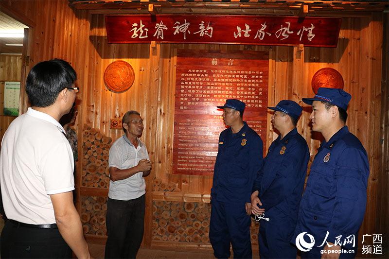 消防指戰員到龍勝龍脊壯族生態博物館參觀並進行防火檢查