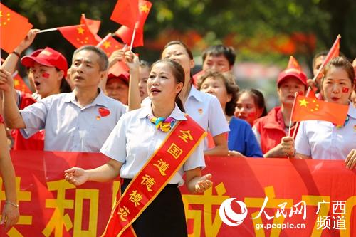 人民网柳州9月30日电 为庆祝新中国成立70周年,雷锋街市又开市啦!9月28日上午,随着激情的《我和我的祖国》唱响,广西柳州市革新路上人头攒动,来自柳州机辆公司、柳州市柳铁中心医院、柳州市工人医院和柳州市四十七中等单位的学雷锋志愿者拉开了庆国庆 学雷锋 树新风活动的序幕。