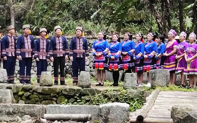 古棠村"剪刀山歌"队正在对唱山歌