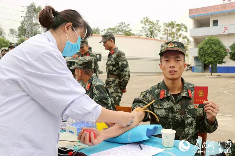 廣西崇左：血庫告急 武警官兵踴躍獻血