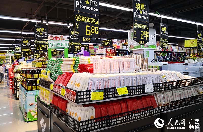 马山鸡蛋面进宁市大康汇超市.韦静静摄