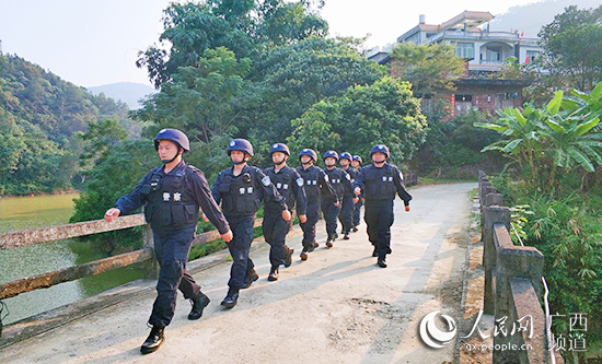 百色邊境管理支隊民警在邊境村寨開展治安巡邏。繆翔攝