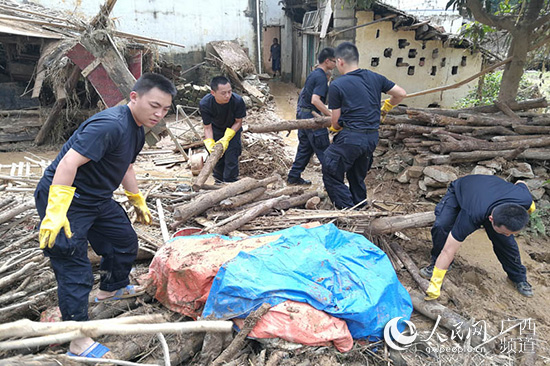 百色邊境管理支隊民警開展震后救援工作。韓方成攝