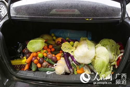 市民車尾箱塞滿了果蔬。周舟攝
