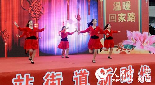 鐵旅柳州公司志願者表演舞蹈《新年大吉》。孫赟飛攝