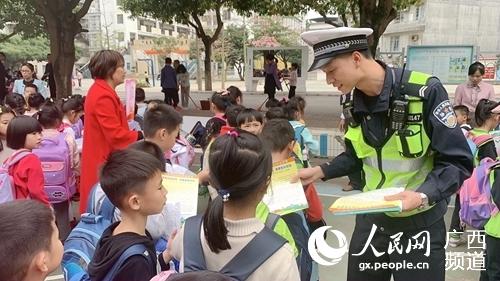 圖為桂平交警向孩子進行寒假期間交通安全注意事項宣傳。辛一鳴攝