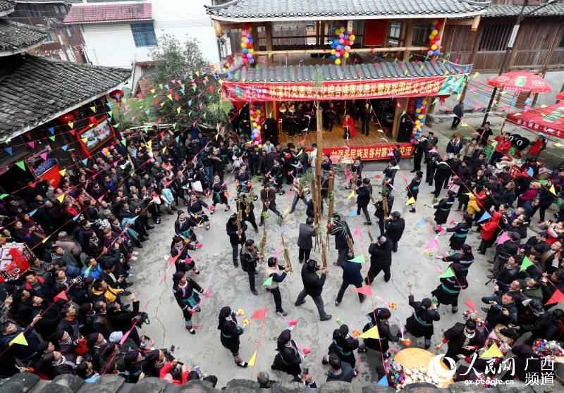 當地群眾在新戲台前吹蘆笙。吳練勛攝