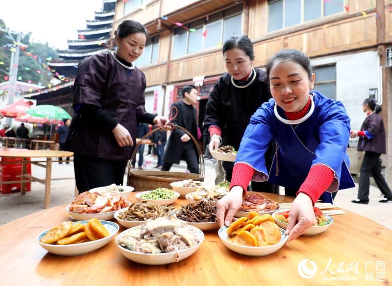 當地群眾在准備百家宴。吳練勛攝