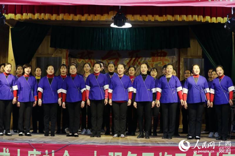 當地群眾在新戲台上演唱侗族大歌。吳練勛攝