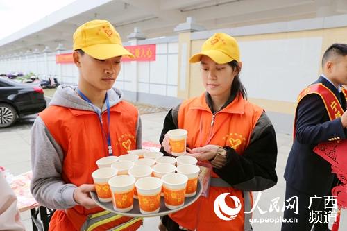 志願者為旅客提供熱茶。姚華冬攝
