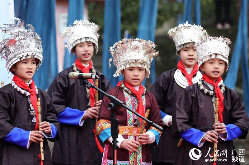 1月18日，在三江侗族自治縣獨峒鎮高定村，幾名侗族學生在侗族笛子歌文化節上演唱侗族笛子歌。龔普康攝