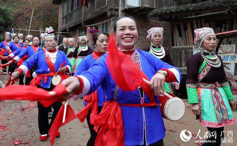 1月18日，在三江侗族自治縣獨峒鎮高定村，人們身著盛裝，打著腰鼓去參加侗族笛子歌文化節。龔普康攝
