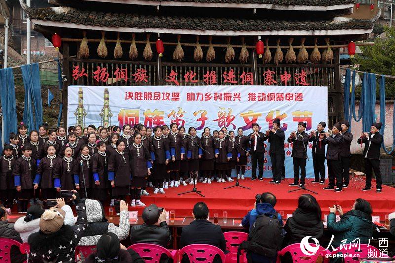 1月18日，在三江侗族自治縣獨峒鎮高定村，人們在侗族笛子歌文化節上表演侗族笛子歌。龔普康攝