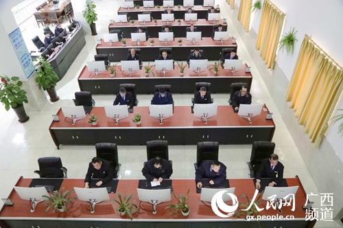 ��̬�쳵Ա���ڶԻ����г����м�顣л������