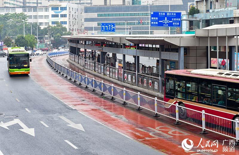 換上“新裝”的南寧BRT站台。黃尉攝