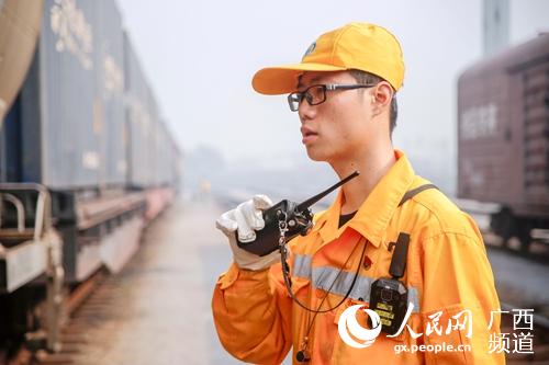 覃象儉正在進行調車聯控。李俊雄攝