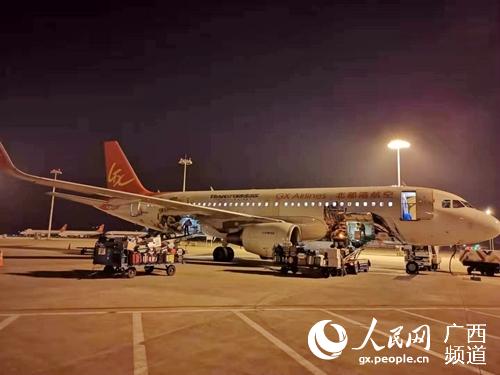 北部灣航空GX8908航班搭載防疫物資從泰國運抵南寧。楊世夫攝