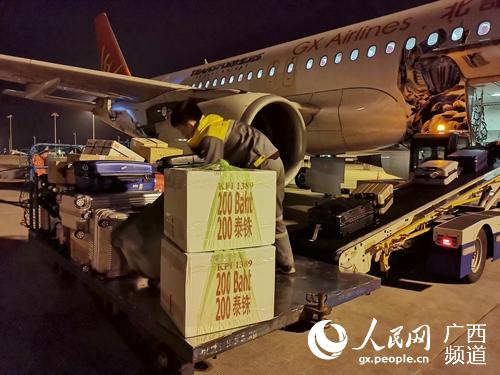 北部灣航空GX8908航班搭載防疫物資從泰國運抵南寧。楊世夫攝