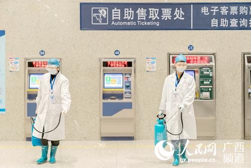 工作人員對車站售票大廳進行消毒。趙波攝