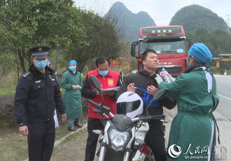 馬嶺臨時黨支部的黨員們將檢測卡點作為戰斗陣地。何桂羽攝