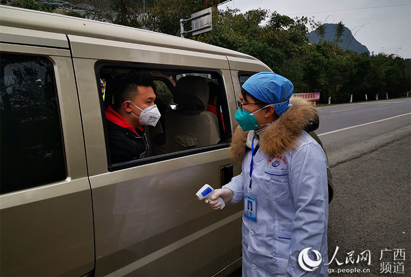 馬嶺鎮臨時黨支部的黨員們將檢測卡點作為戰斗陣地。何桂羽攝