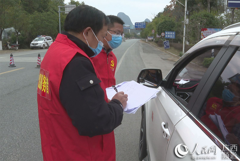 馬嶺臨時黨支部的黨員們將檢測卡點作為戰斗陣地。翟明興攝