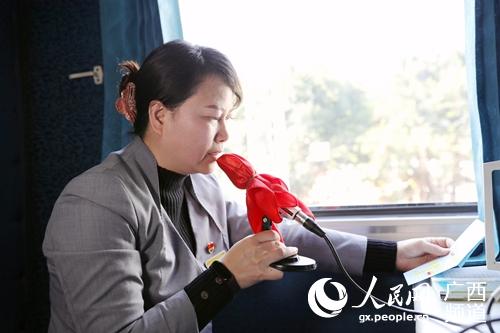 曹烁摄人民网南宁2月2日电 南宁客运段上海一队的列车广播员陈丽戎