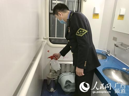 李喜龍對車廂洗漱台進行消毒。冉慧攝