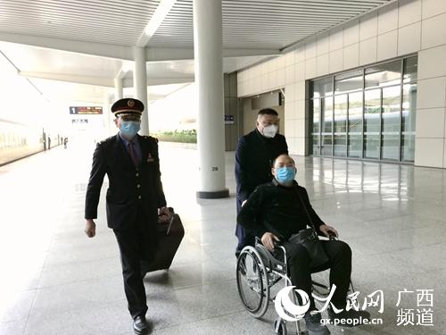 李喜龍服務重點旅客。冉慧攝