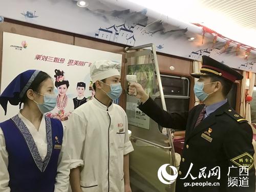 李喜龍為組員測量體溫。冉慧攝