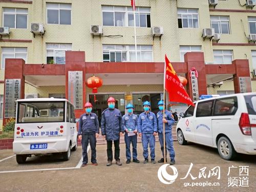 广西电网公司桂林永福供电局城区供电所负责人陶质坚(左二)与保供电