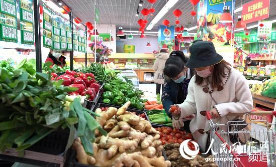 图为群众在联华超市选购蔬菜。廖志礼摄