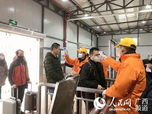 桂林工务段团委组织青年职工到桂林火车站开展旅客体温测量志愿服务工作。王旭斌摄