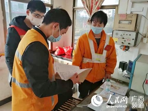 桂林工务段做好湘桂线道口作业人员体温登记。唐明安摄