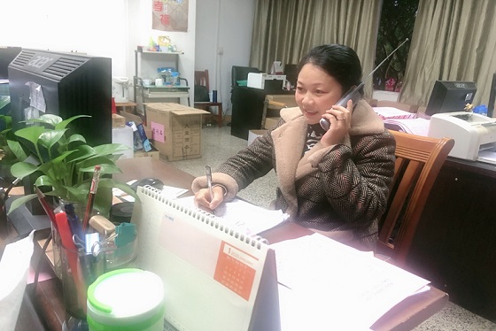 大塘街道黨政辦主任黃超在接聽舉辦電話。長洲區委宣傳部供圖