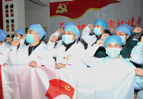 各医护人员进行宣誓.陶晓婷摄
