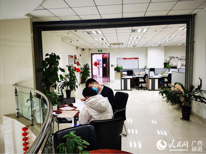 華夏銀行南寧分行安排專人對接客戶面簽事宜，提供優惠金融方案。華夏銀行南寧分行供圖